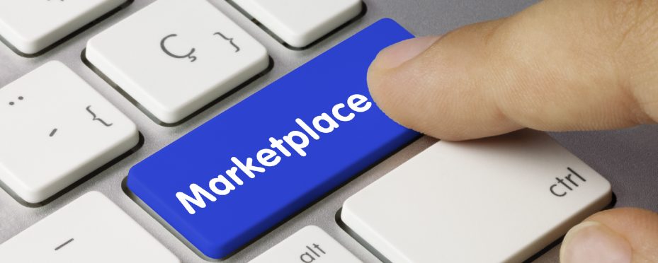 Teclado com a palavra marketplace sendo apertada por uma pessoa para compra em marketplace B2B.