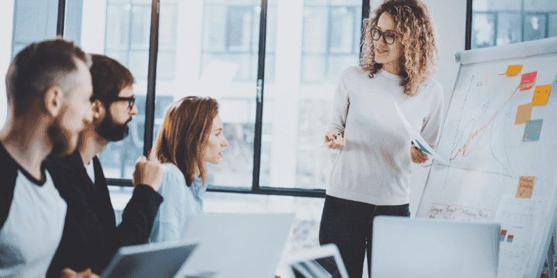 Grupo de pessoas reunidos para definir estratégia de uso de plataforma de marketplace.