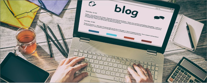 Notebook aberto sobre a mesa, pessoa digitando sobre site de divulgação de produtos