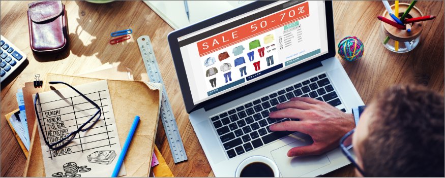 Homem sentado em frente a notebook olhando site para anunciar produtos.