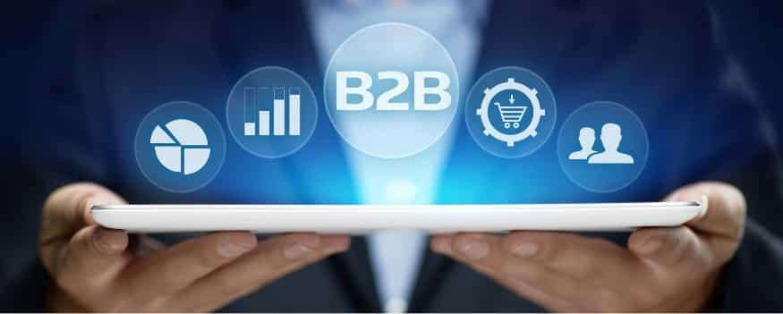 Homem segurando tablet com ícones em destaque sobre B2B digital.