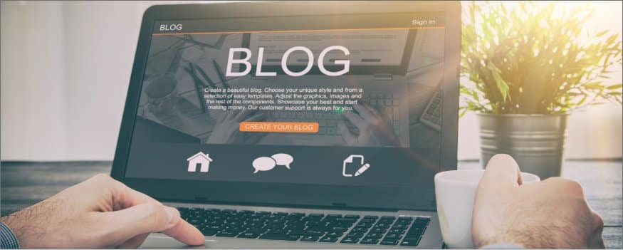 Notebook aberto em página de blog usado como site de divulgação de empresa na internet.