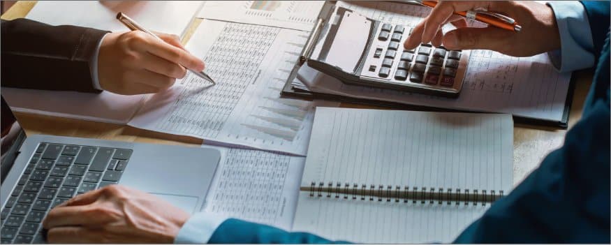 Homens anotando e fazendo cálculos para empresa crescer.