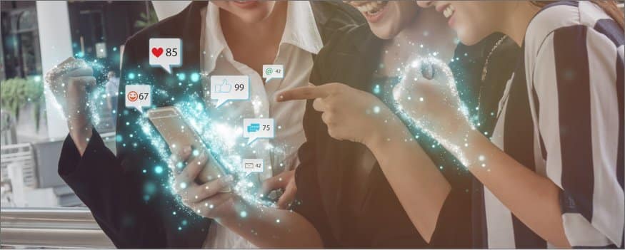 Três mulheres olhando as redes sociais no celular e ícones de acesso em destaque.