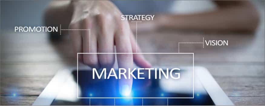 Homem apertando botão e ícones em destaque mostram palavras que definem a importância do marketing.