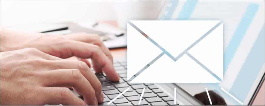 Pessoa digitando em notebook com ícone de e-mail em destaque.