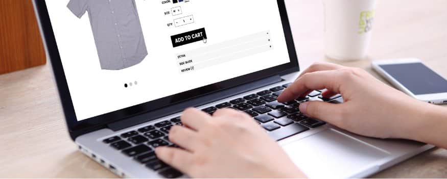 Notebook aberto e pessoa fazendo busca de produtos para comprar em site para empresa.