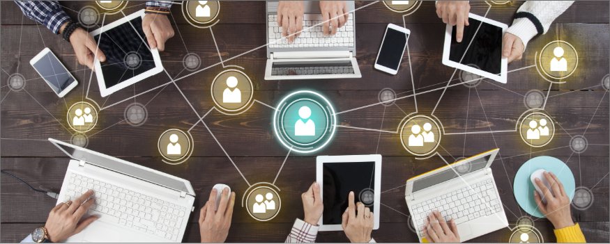 Notebooks, tablets e celulares sobre a mesa com ícones de usuários que pesquisam sites para divulgar produtos.