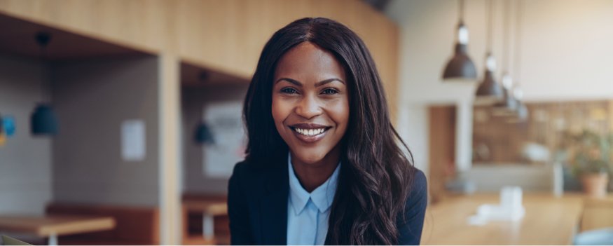Mulher sorrindo em sala de reunião após organizar back office.