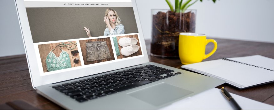 Site de vendas de produto aparecendo em tela de notebook aberto sobre mesa de escritório.