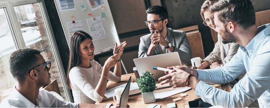 Grupo de pessoas reunidos em mesa analisando resultados do diagnóstico empresarial pronto.