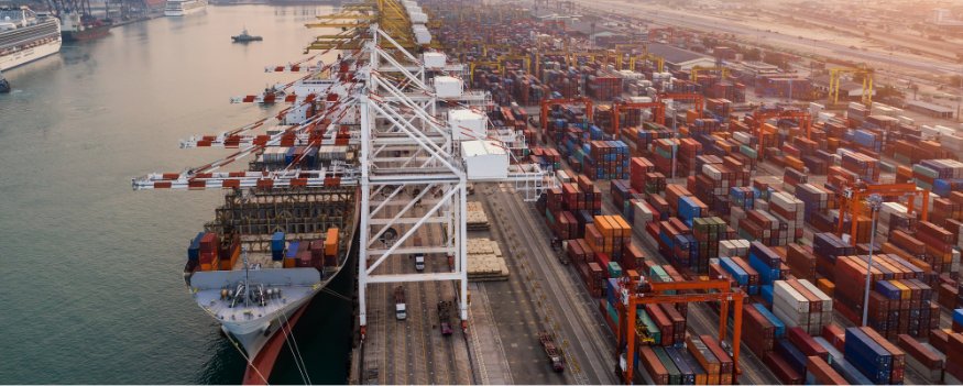 Porto com diversas cargas provenientes de importações e exportações.