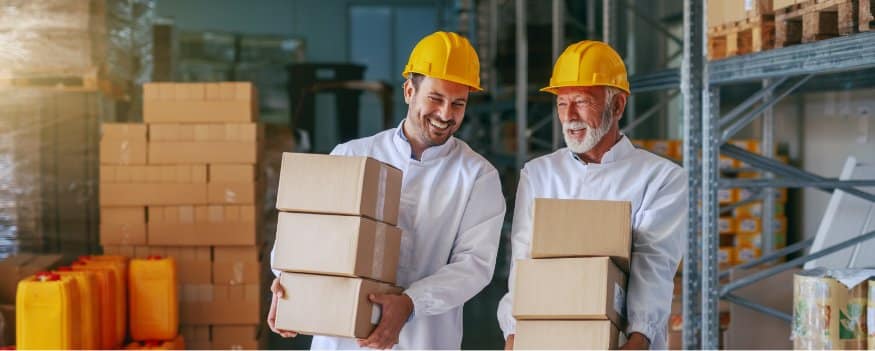Dois homens carregando caixas para realizar importação e exportação.