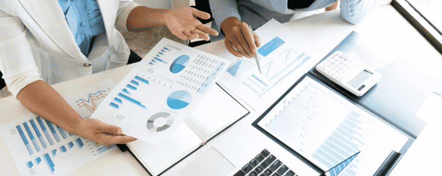 Duas pessoas analisando gráficos referentes à produção enxuta.