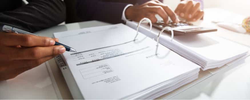 Um homem anotando informações em um caderno.