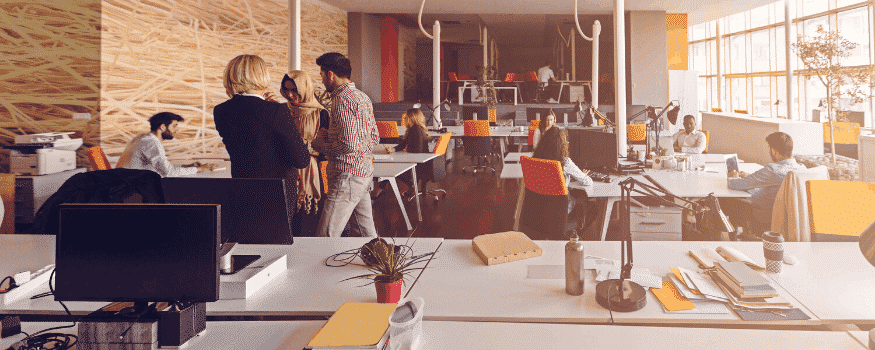 Um escritório empresarial com diversas pessoas trabalhando.
