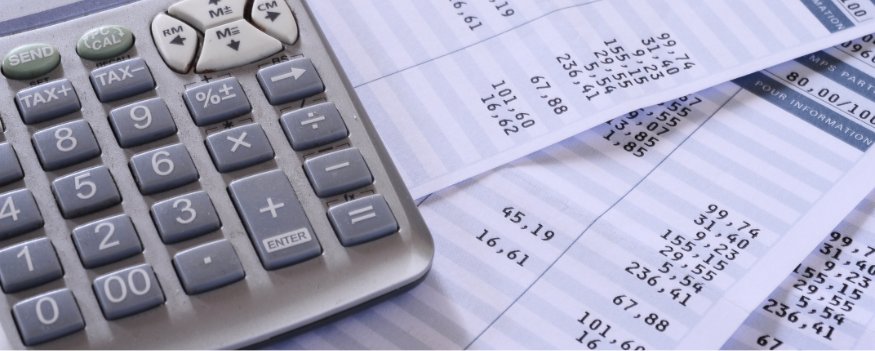Uma calculadora e folhas com valores.