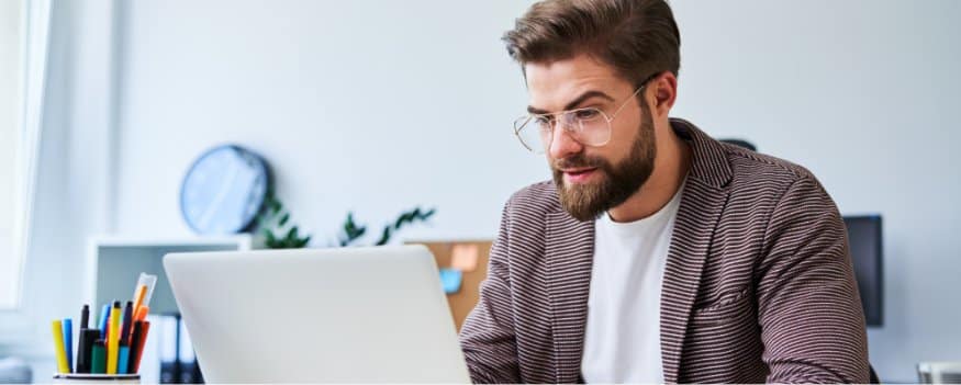 Um homem realizando a carta de correção eletrônica pelo computador.