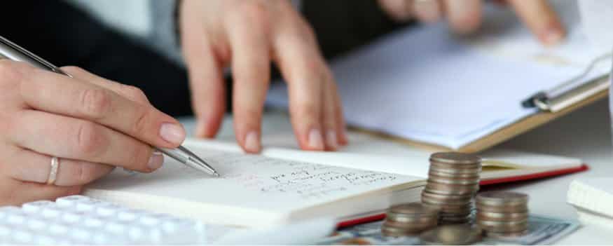 Uma pessoa fazendo contas para ver se necessita do cs do crédito.