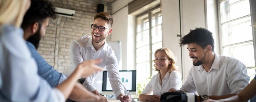 5 pessoas conversando em uma reunião empresarial.