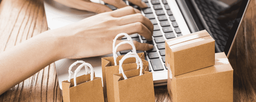 Uma pessoa pesquisando sobre o marketing B2B e B2C para adquirir produtos.