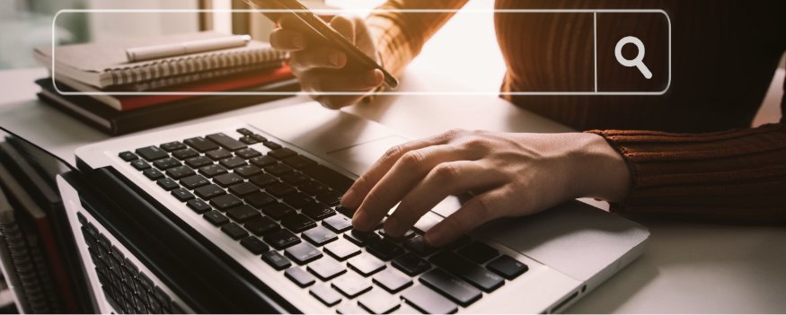 Uma pessoa fazendo pesquisa de mercado pronta no computador.