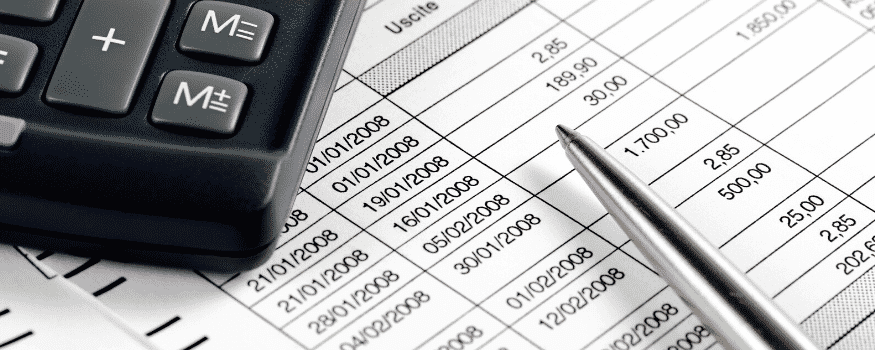 Uma calculadora com informações de datas e gastos ao fundo.