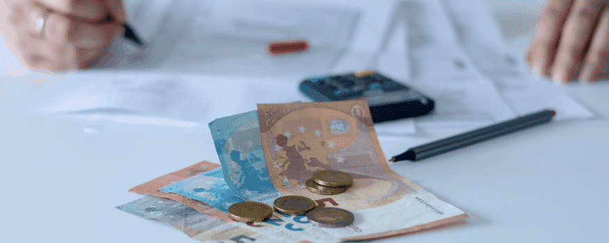 Uma pessoa fazendo contas com relação ao regime de caixa.
