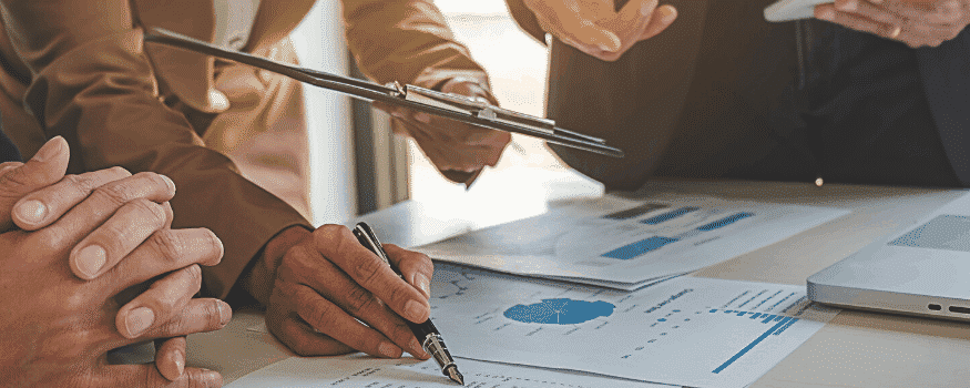 Algumas pessoas em uma reunião analisando aos obre substituição tributária.