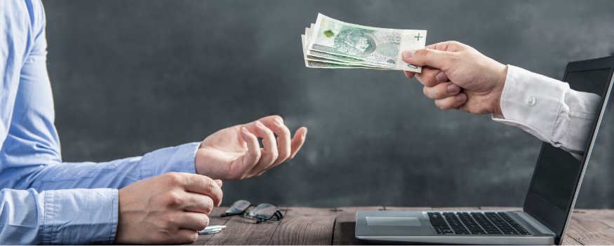 Uma pessoa optando pela terceirização financeira e buscando sobre isso no computador.