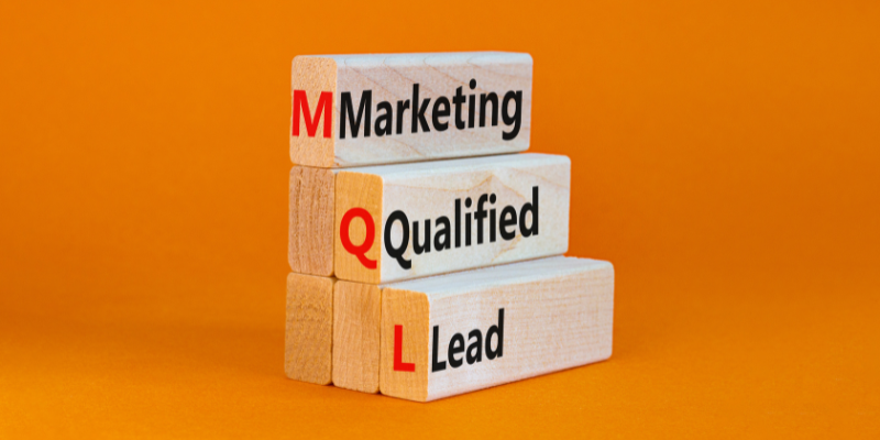 blocos de madeira com o termo marketing qualified lead