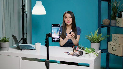 Saiba como pequenas indústrias podem usar a TikTok Shop para transformar vídeos criativos em vendas e ampliar sua presença digital em 2025.