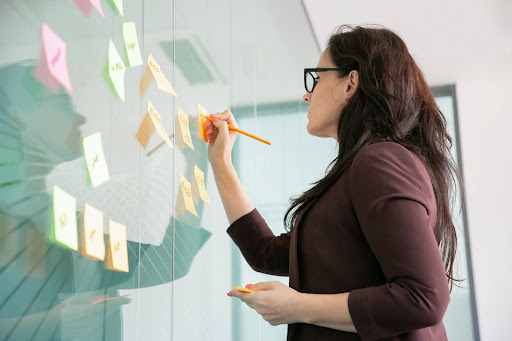 Descubra o que é Marketing de Experiência, seus principais tipos e as tendências mais inovadoras que estão transformando o marketing digital.