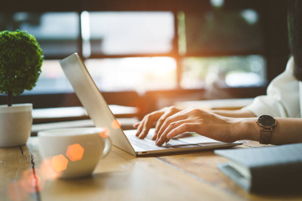 Transforme conteúdo B2B com escrita humanizada em mensagens autênticas e relacionáveis que ressoem com o público.