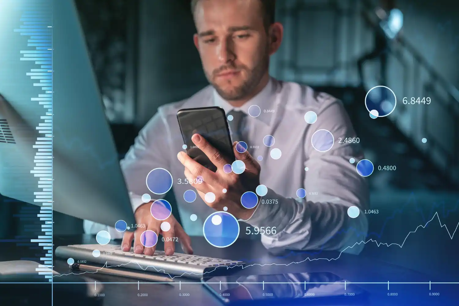 Homem de terno analisando dados em um smartphone e computador, representando a redução de custos operacionais com tecnologia e gestão centralizada.