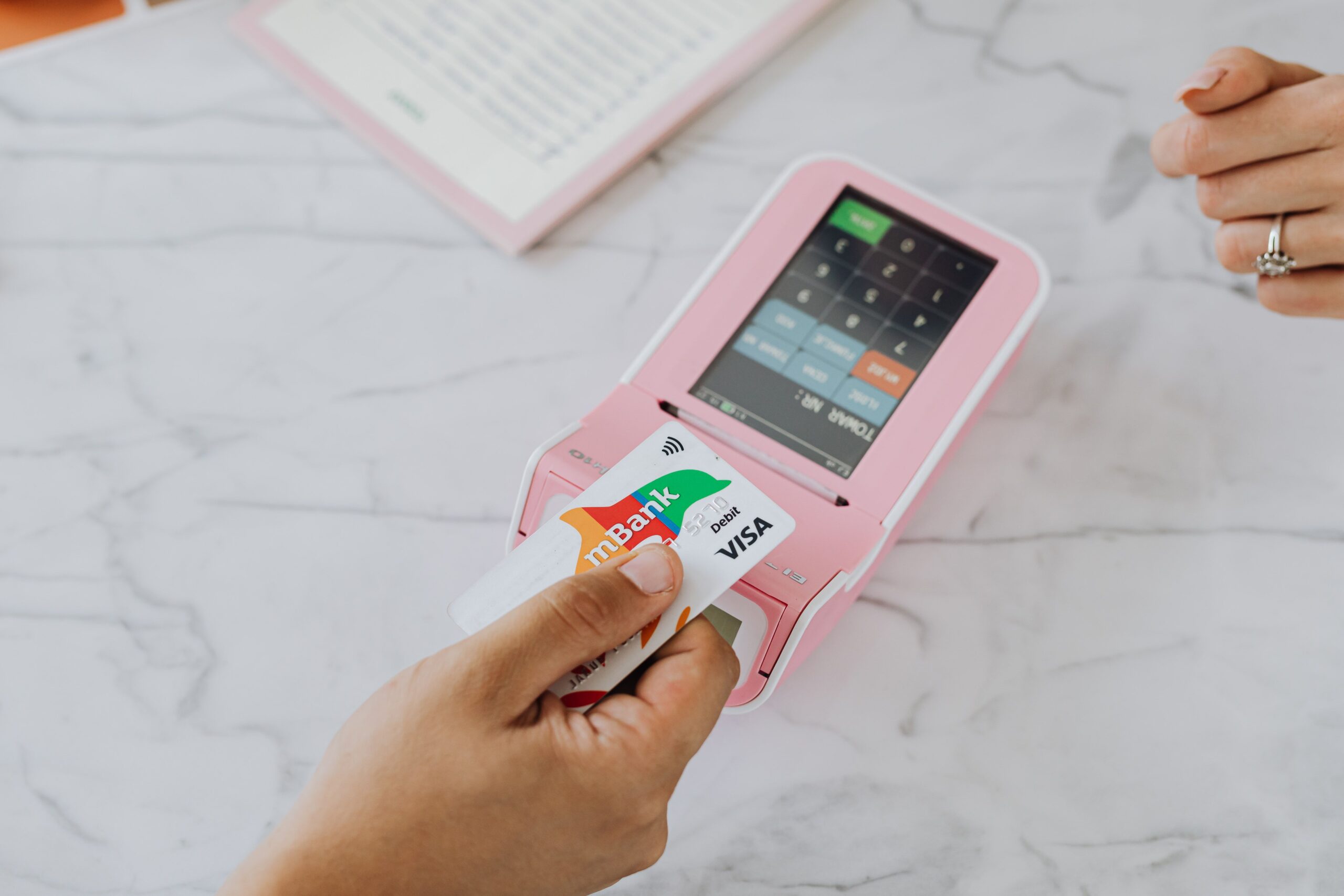 Soluções com inteligência artificial, biometria e integração em tempo real estão transformando as maquininhas em plataformas completas de gestão para o varejo