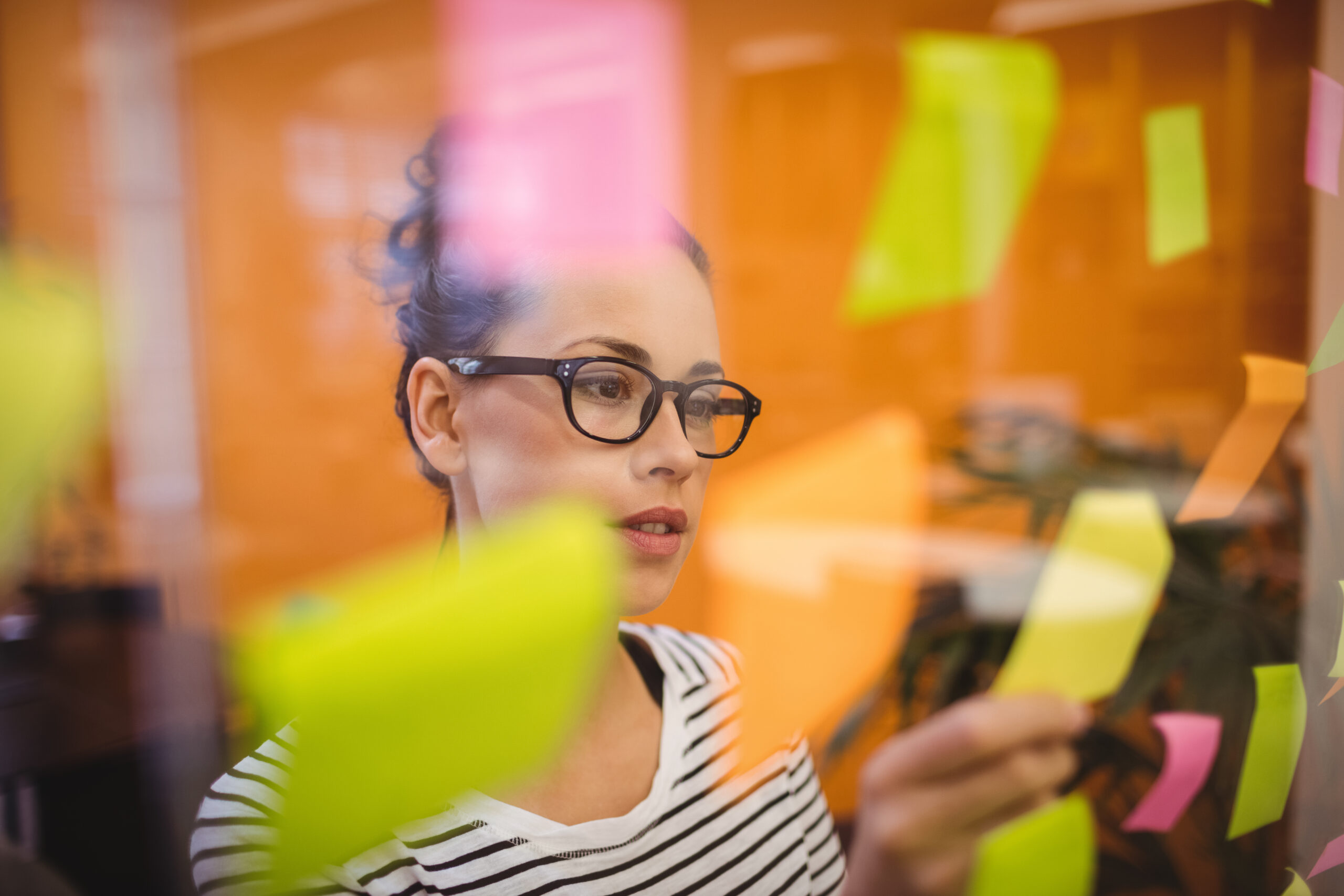 Marketing sensorial transforma ambientes industriais e corporativos com experiências olfativas que reforçam marcas, produtividade e percepção de valor.