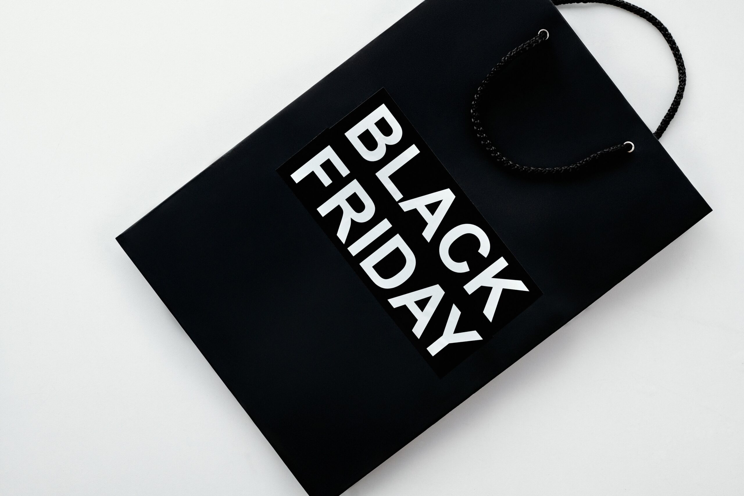 Entenda o que é Black Friday, conheça a origem do evento e descubra como a data de grandes promoções se consolidou no comércio brasileiro.