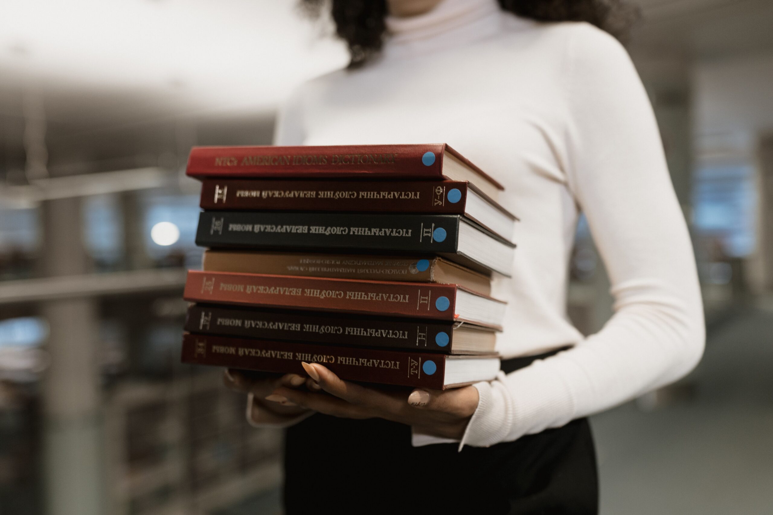 Mestrado ou doutorado? Entenda as diferenças entre as formações e saiba quais fatores considerar para escolher a melhor opção para sua carreira.